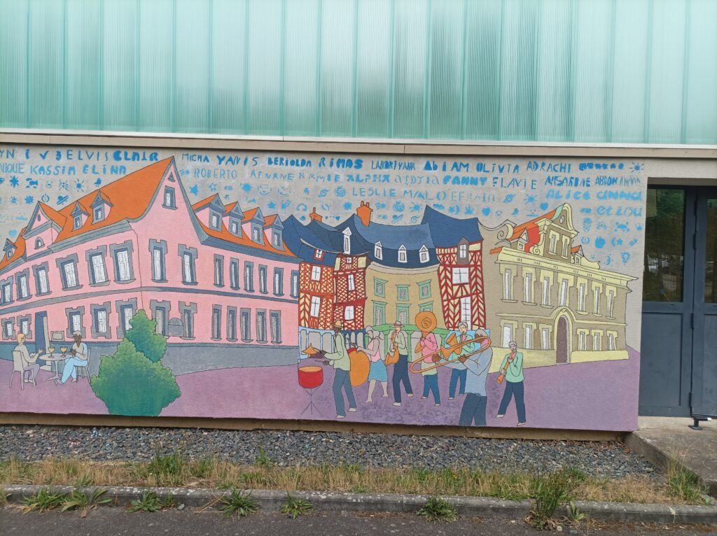 un morceau de la place Rallier du Baty à Rennes entre deux bouts de rues d'Erlangen