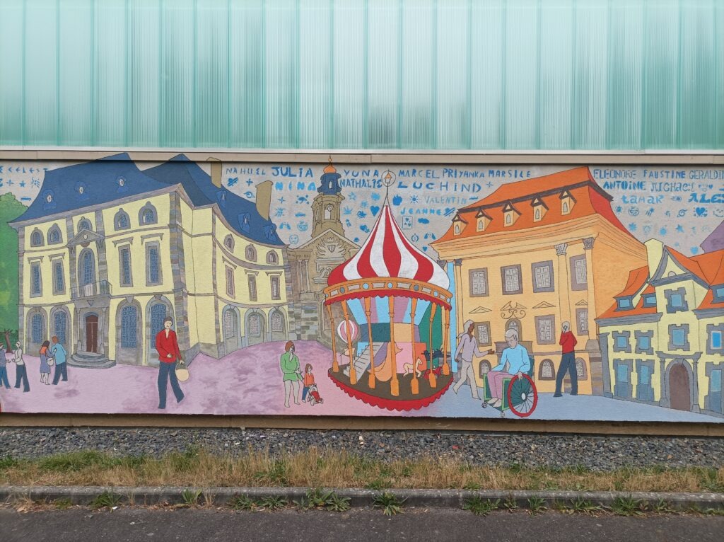 La mairie de Rennes, l'ancienne mairie d'Erlangen et le caroussel de la place Sainte Anne au milieu