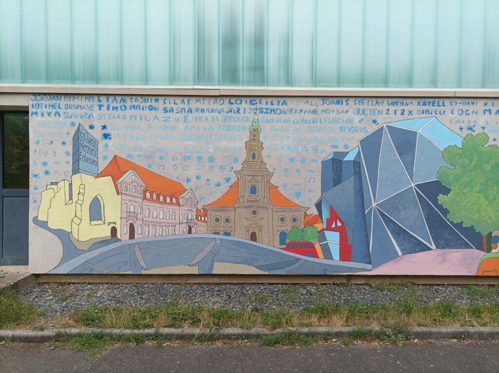Le palais des congrès de Rennes, et l'église des Hugenots d'Erlangen, ainsi qu'une sculpture évoquant les camps