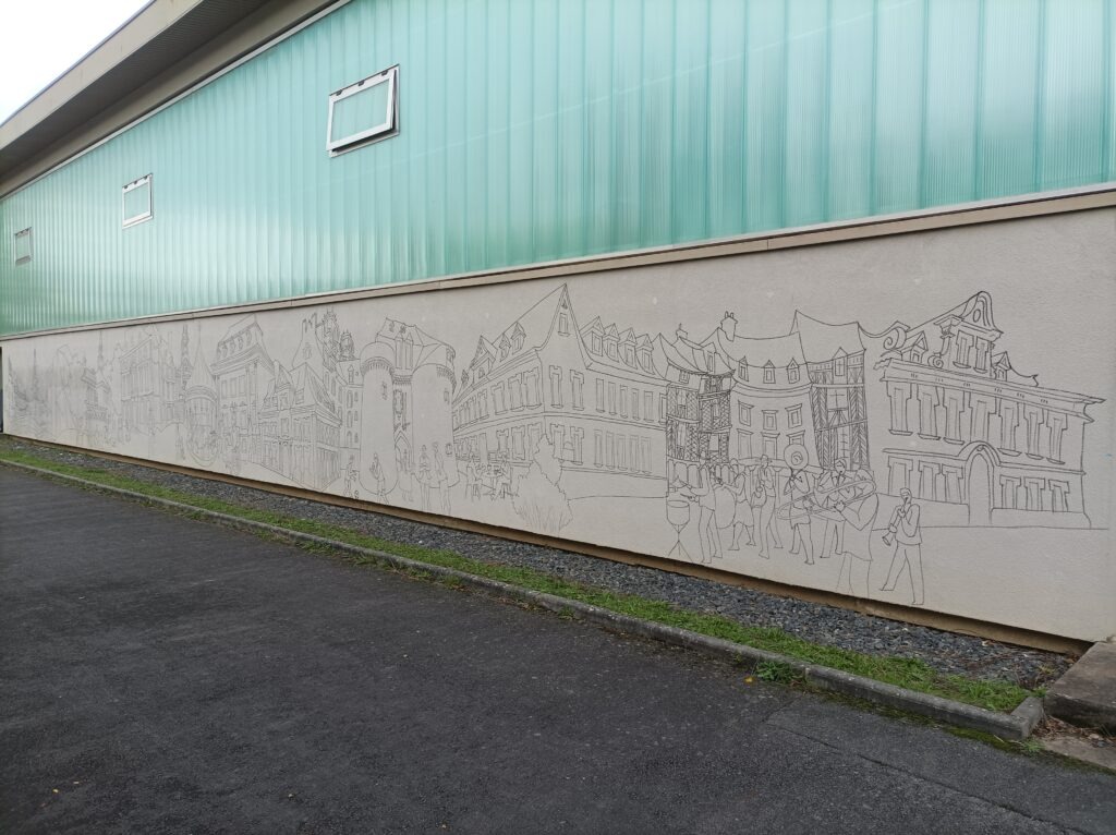 tracé de la fresque sur le mur du gymnase de l'école des gantelles visible rue d'Erlangen